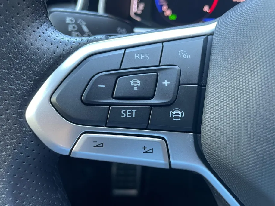Volkswagen T-Roc 1.5 TSI R-Line Edition *Automaat*Navi via Carplay*Camera*Schuif/kanteldak*Climate Control*Adapt. Cruise Control*LM.Velgen*Zeer nette auto!