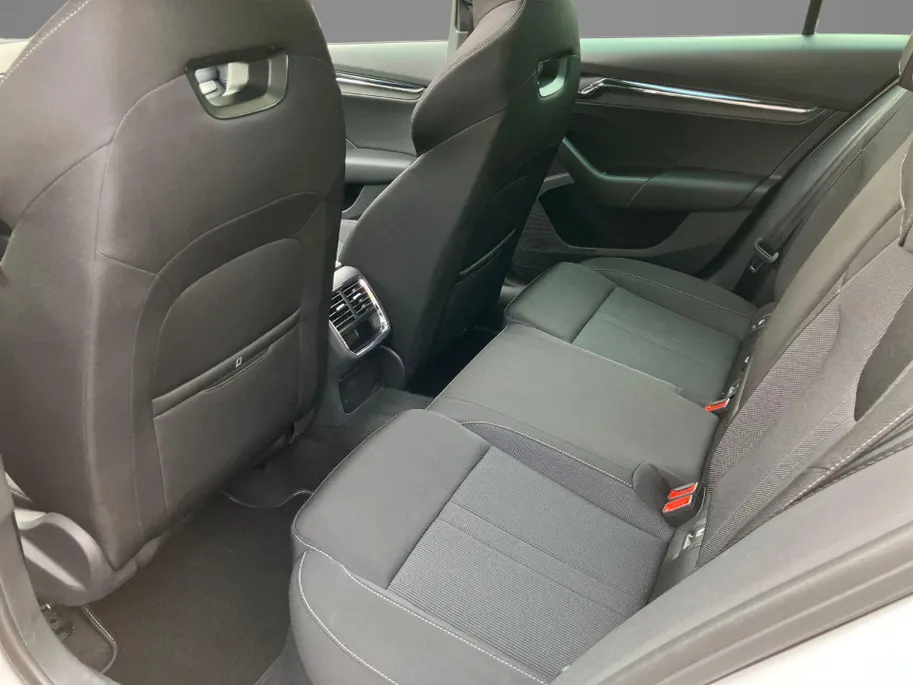 Škoda Octavia Combi 1.4 PHEV 204pk DSG Business+ Panoramadak · Stoelverwarming · Apple/Android Car Play ·