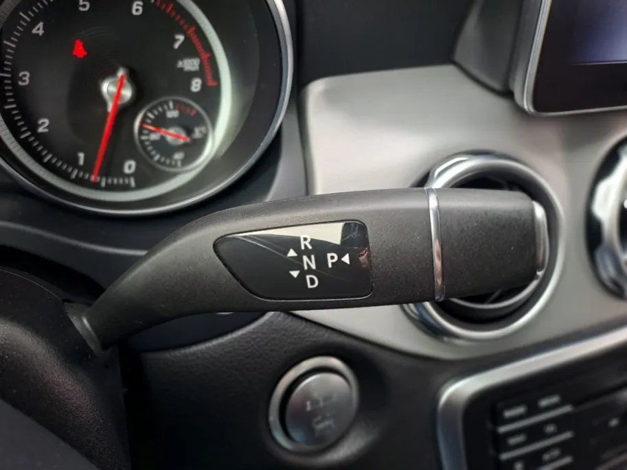 Mercedes-Benz GLA 180 Business Solution AMG AUTOMAAT | Trekhaak | Schuif/kanteldak | Navigatie | Camera | AMG-styling | Climate | Sensoren | Apple Carplay/Android Auto | Cruise | Stoelverwarming