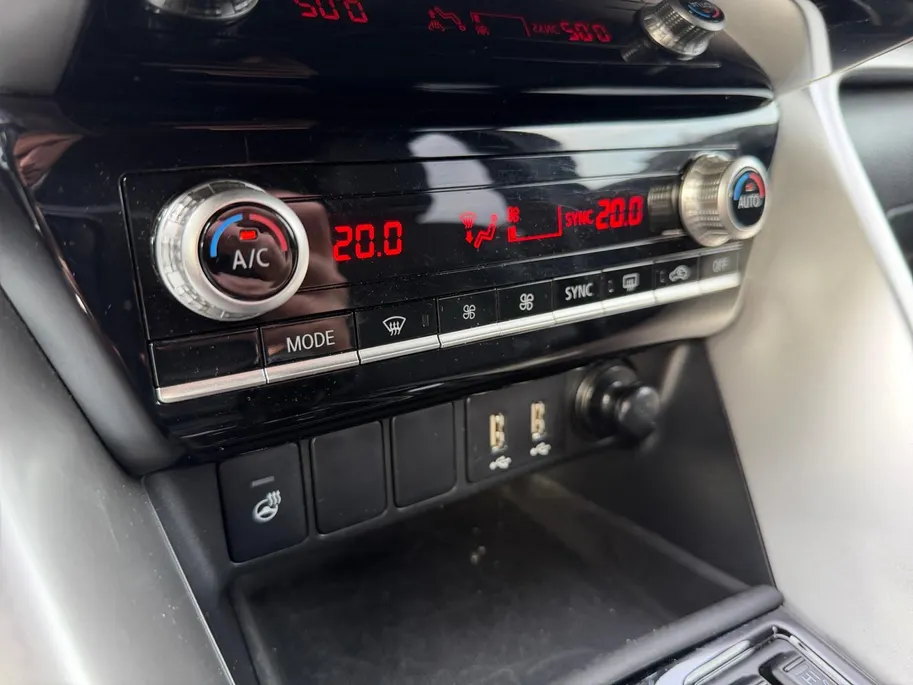 Mitsubishi Eclipse Cross 2.4 PHEV Intense+ Apple Carplay/Android Auto , stoel en stuurverwarming , camera , tel , cruise , climate , lm velgen , navigatie