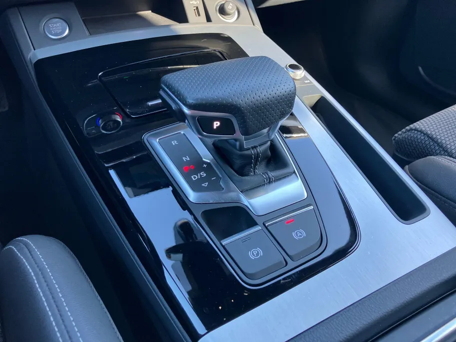 Audi Q5 Sportback 50 TFSIe 220kW/299PK S Line · Panoramadak · Camera · Apple/Android Car Play · Stoelverwarming · Drive select · Leder/stof