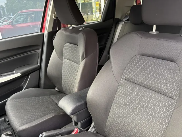 Suzuki Swift 1.0 Stijl Smart Hybrid | Trekhaak | All Seasons