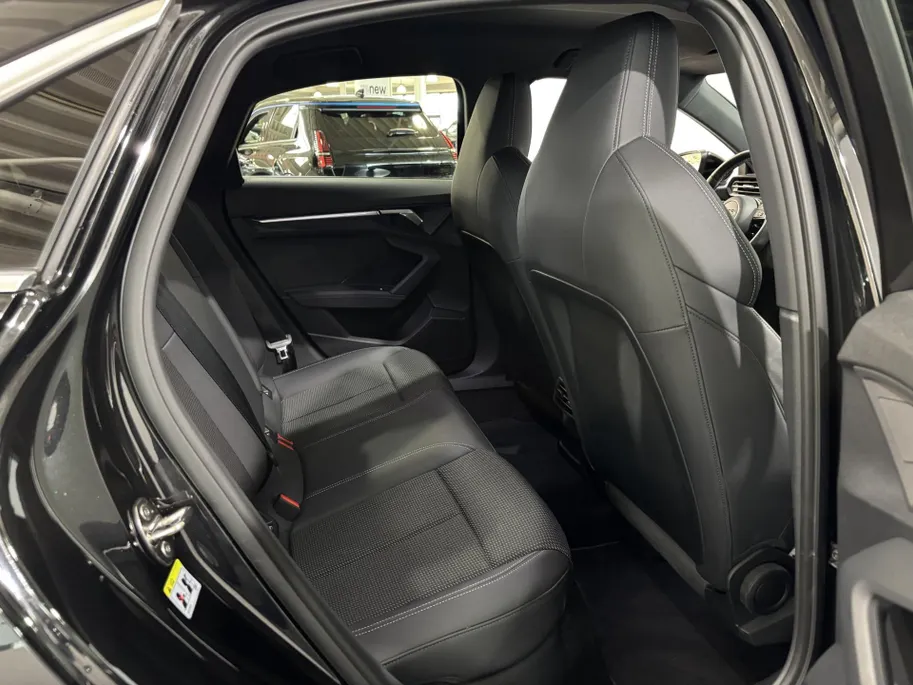 Audi A3 Limousine 110PK 30 TFSI S Edition Automaat | 1e eigenaar | Virtual Cockpit | Navi | Armsteun | Cruise Control | Zwarte Lichtmetalen Velgen | Apple CarPlay/Android Auto | Full LED koplampen | Keyless Entry |
