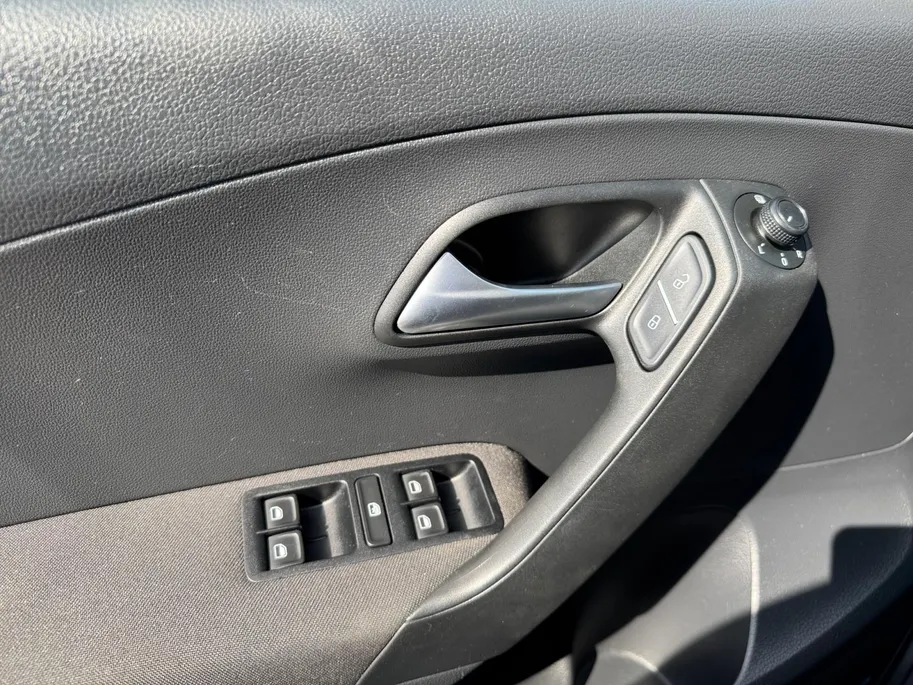 Volkswagen Polo 1.0 Bluemotion Edition | NL auto | Automaat | Parkeersensoren voor en achter | 15' lichtmetalen velgen | Cruise control | Airco | Elektrische ramen voor en achter | Bluetooth | Bovag garantie |