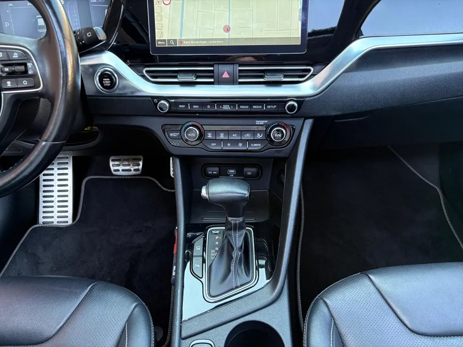Kia Niro 1.6 GDi Hybrid ExecutiveLine | Stoel verwarming en ventilatie | Dodehoek detectie | Schuif/kantel dak | Trekhaak  | Keyless Entry | Apple CarPlay/ Android Auto | Lichtmetalen Velgen |