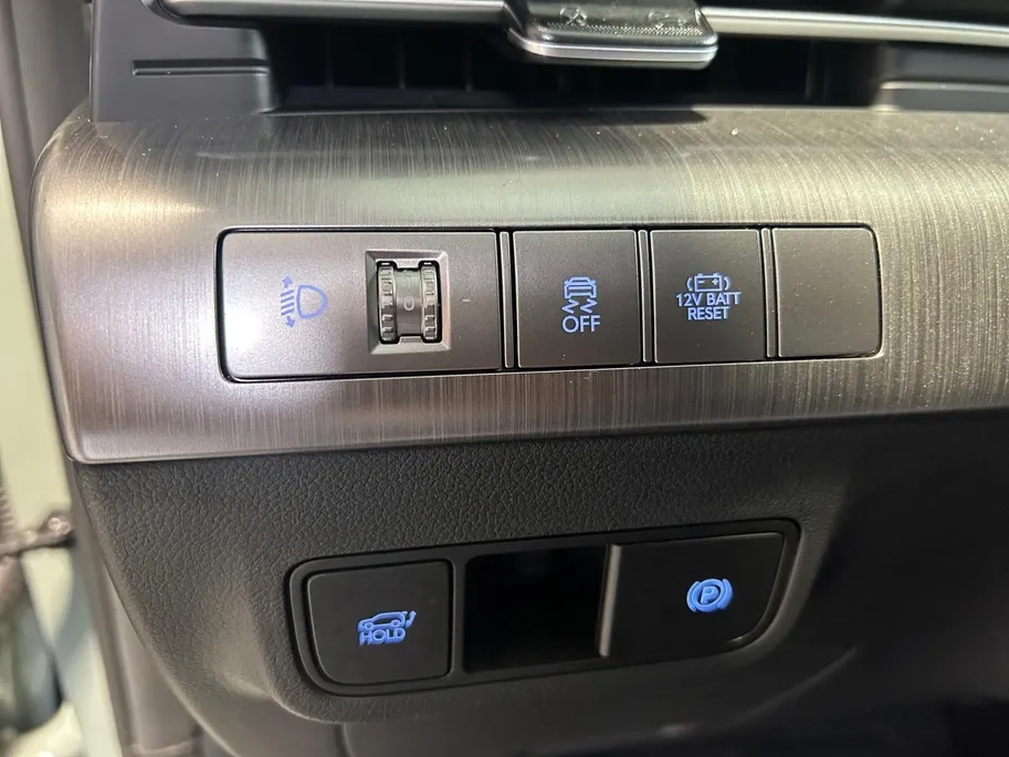 Hyundai Kona 1.6 GDI HEV Premium | Trekhaak Afn 13polig| Apple Carplay / Android Auto | Navigatiesysteem | Elektrisch Verstelbare Voorstoelen | Bestuurdersstoel + Geheugen | Parkeersensoren Voor + Achter | Camera Voor + Achter | Stoelverwarming + Stoelkoeling | Stuurv