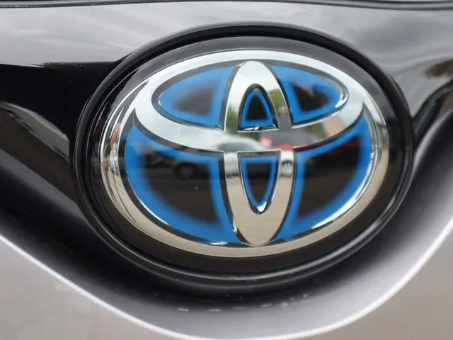 Toyota C-HR 1.8 Hybrid Style Ultimate Blindspot | Stoel en stuurverwarming | All seasons