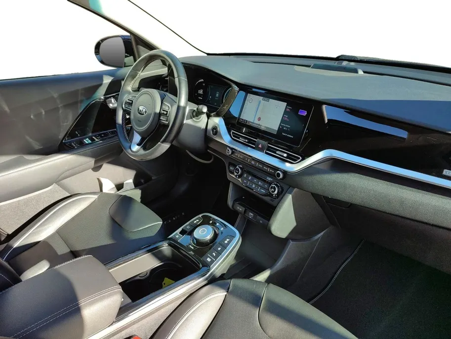 Kia e-Niro DynamicPlusLine 64 kWh | Warmtepomp! | Apple Carplay / Android Auto | Navigatiesyteem | Elektrisch Verstelbare Voorstoelen | Bestuurdersstoel + Geheugen | Stoelverwarming + Stoelkoeling | Stuurverwarming | Elektrisch Schuif / Kanteldak | Licht + Regensens