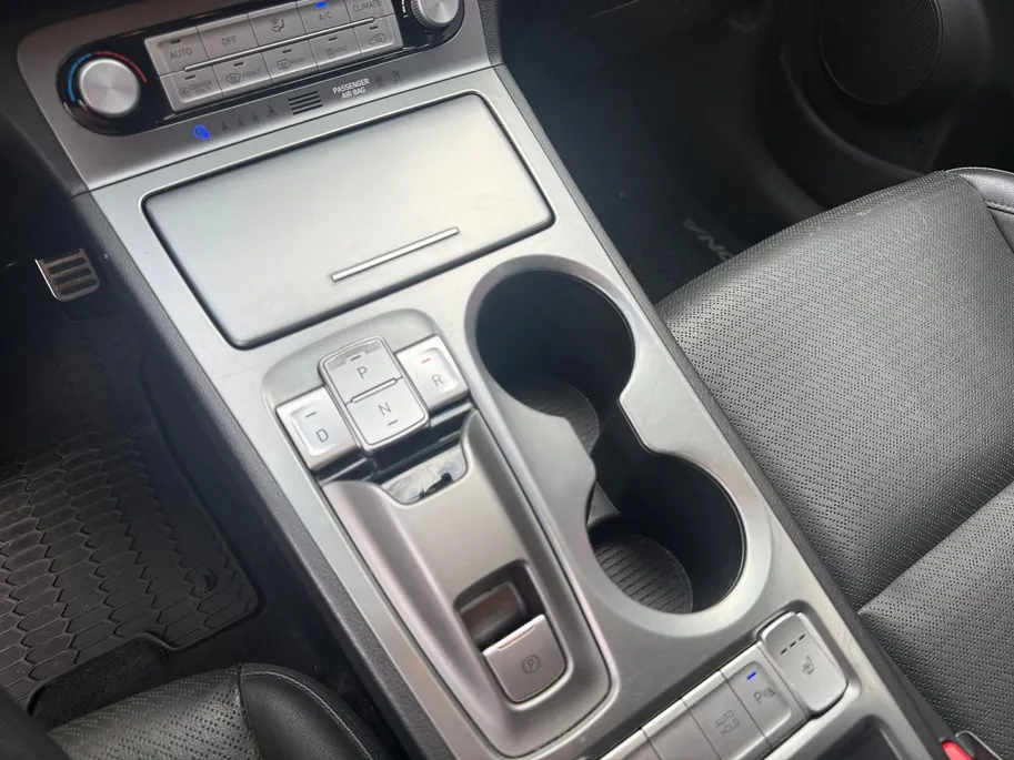 Hyundai Kona EV Premium 64 kWh | Achteruitrijcamera | Head Up Display | Dodehoek Detectie | Lederen Bekleding | Climate Control |