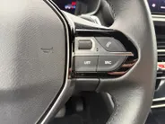 Peugeot 2008 1.2 PureTech 130 Allure | Automaat | Parkeersensoren voor en achter | Acteruitrijcamera | Apple carplay & Android auto | Cruise control | Navigatie | Trekhaak | Bovag garantie |