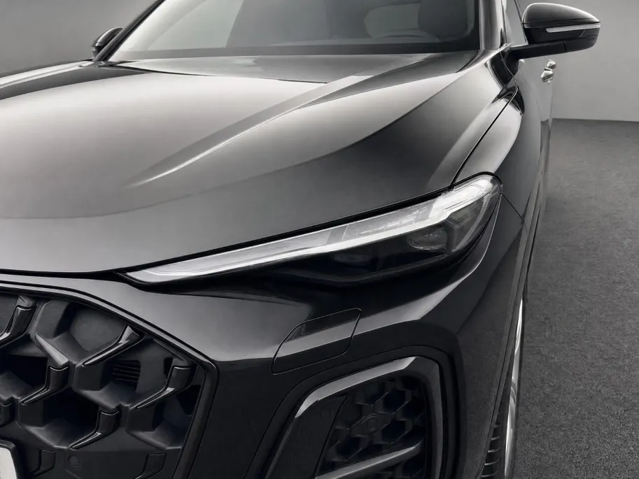 Audi Q5 2.0TFSIe-hybrid 220kW/299PK quattro S Line · Panoramadak · Trekhaak · 360°Camera + Parkeersensoren · Leder · Garantie t/m 17-05-2030 of 120000km.