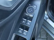 Ford Focus Wagon 1.0 EcoBoost ST Line Business | Stuur-/stoel-/voorruitverwarming | Camera | Clima | Draadloze telefoonlader | 17' LM | Navi |