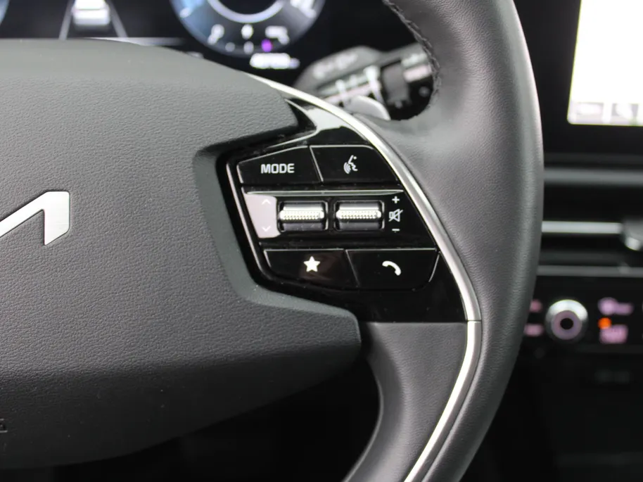 Kia Niro EV Edition Advanced 64.8 kWh | Stuur-/stoelverwarming | Elektr. stoelverstelling | Camera | Cruise adapt. | 17'LM | Clima | 17% bijtelling |