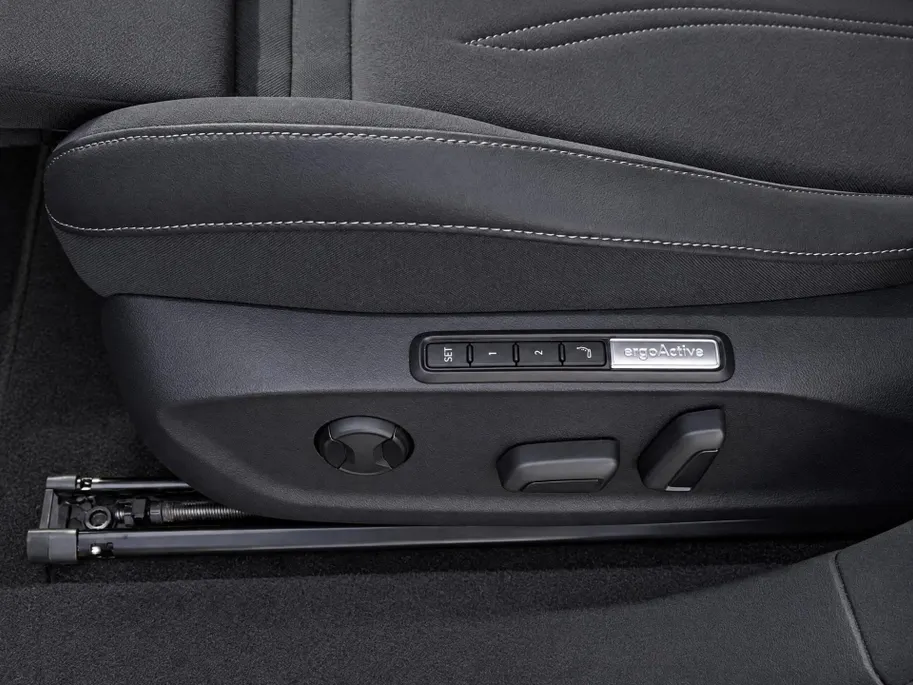 Volkswagen ID.7 Tourer Pro Business 77 kWh / 286pk Stuur- & Stoelverwarming · 360 Camera · Trekhaak · IQ.LIGHT ·  Head-Up Display