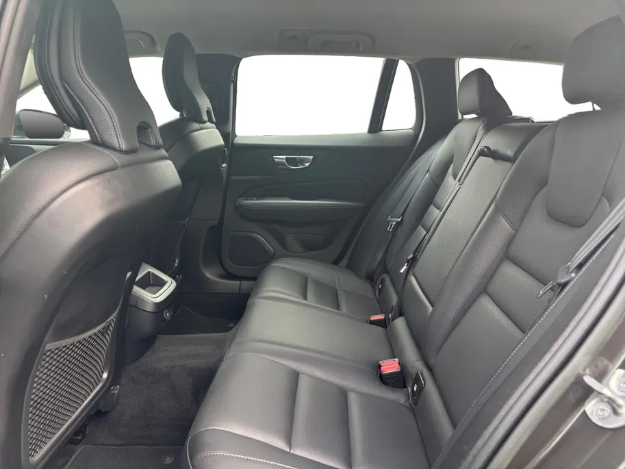 Volvo V60 2.0 B4 Core | Achteruitrijcamera | Elektr. Achterklep | Lederen bekleding | Geheugen stoelen | Dodehoek detectie | 12 maanden garantie! |