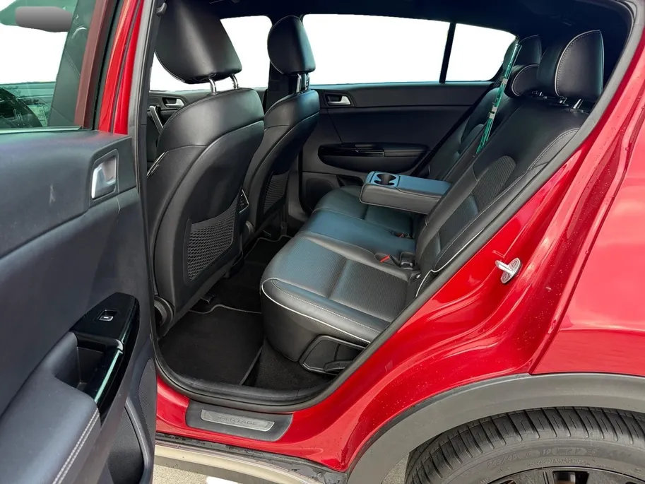 Kia Sportage 1.6 T-GDI GT-Line First Edition | NAVIGATIE | CLIMATE & CRUISE CONTROLE | LEDER | TREKHAAK | ALL SEASON BANDEN |