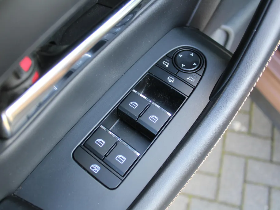 Mazda CX-80 2.5 e-SkyActiv PHEV Homura Plus | Trekhaak | Stuur-/stoelverwarming + ventilatie | 360 Camera | Schuifdak | Elek. stoelverst. | 20' LM | Leer | 7-zits |