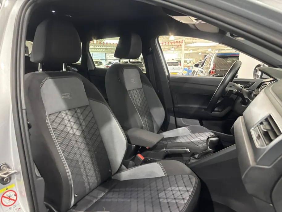 Volkswagen Taigo 115PK TSI R-Line Edition Automaat | Digital Cockpit | Camera | Adaptive Cruise Control | Apple CarPlay/Android Auto | 18' Lichtmetalen Velgen | Climate Control | Armsteun | Parkeersensoren |