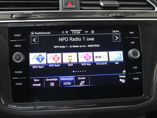 Volkswagen Tiguan 1.5 TSI Life Navigatie | Trekhaak | Parkeercamera | All Season Banden