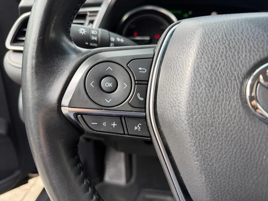 Toyota Camry 2.5 Hybrid Premium LM VELGEN | LEDER | STOELVERWARMING | CRUISE | NAVI | APPLE CARPLAY EN ANDROID