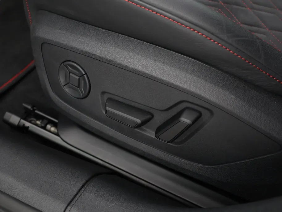 Audi A5 Avant 2.0 367pk S-tronic e-hybrid quattro S edition · 360 Camera · Wegklapbare Trekhaak · Bang & Olufsen Audio · Bijrijder Display · Zwart Optiek · 19'' Inch · Garantie t/m 26-07-2030 of 100.000