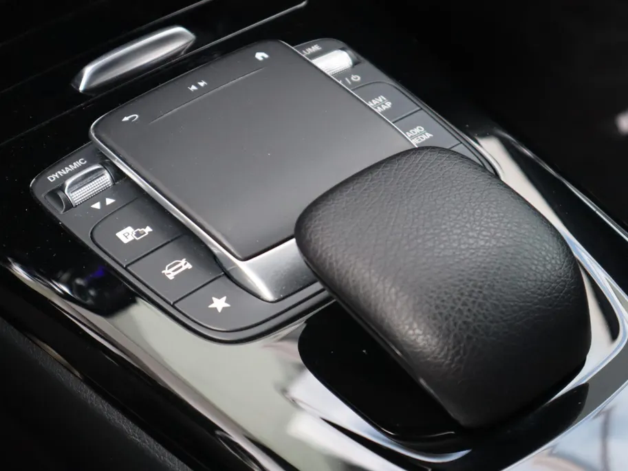 Mercedes-Benz A-Klasse 250 e AMG Line | HUD | Multispaak | LED | Navigatie | Camera | Automaat