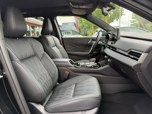 Mitsubishi Outlander 2.4 PHEV Black Edition | NIEUW | Leder | Panoramdak | App Connect | Keyless | Head-Up