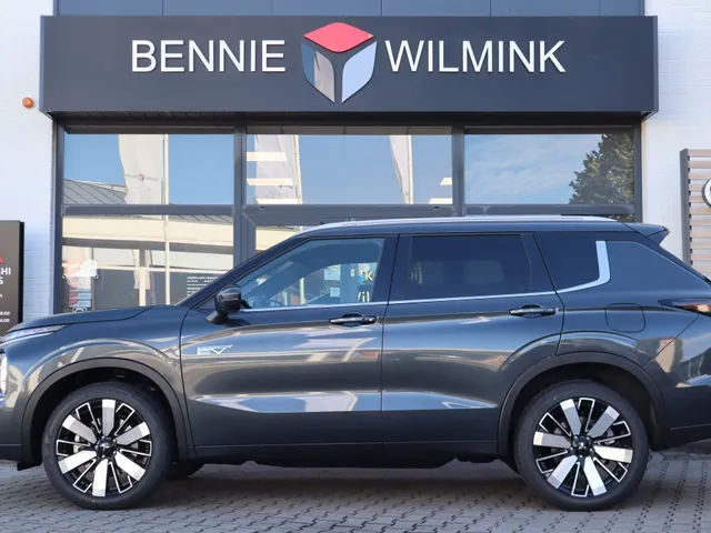 Mitsubishi Outlander 2.4 PHEV Instyle | Schui/Kantel Dak | Stoel Verwarming/Ventilatie | 1.600 KG Trekgewicht |