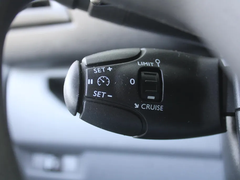 Peugeot Expert 227S 2.0 BlueHDI 180 Premium Pack | Trekhaak | Navi | Camera | Dodehoek detectie | Automaat | PDC | Airco | Cruise | Betimmerd | Betonplex vloer |