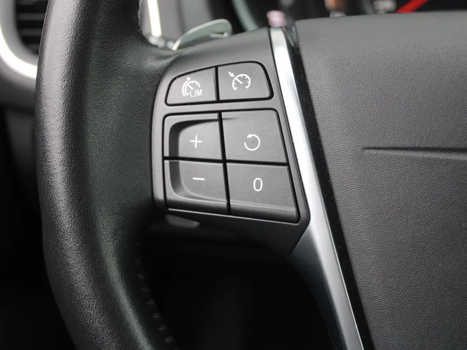 Volvo V40 Cross Country 1.5 T3 Dynamic Edition | Trekhaak | 17' LM | Panoramadak | Leer | PDC v+a | Camera | Stoel-/voorruitverwarming | HK audio |