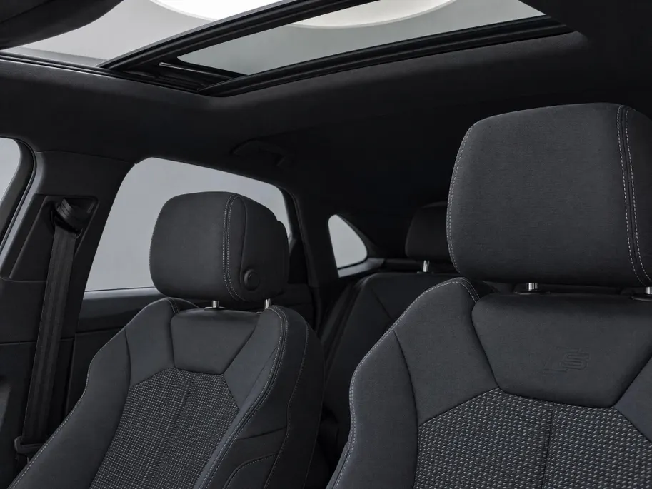 Audi Q3 Sportback 45 TFSIe 180kW/245PK S Line · Panoramadak · Trekhaak · Camera · Stoelverwarming · Apple/Android Car Play · Adaptive Cruise Control ·  Drive select ·
