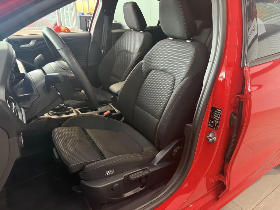 Ford Focus 1.0 EcoBoost Hybrid 125 pk ST Line X Panoramadak - Groot navigatie - 18inch LM Velgen - Driver Assistance Pack - Winter Pack - Race Red