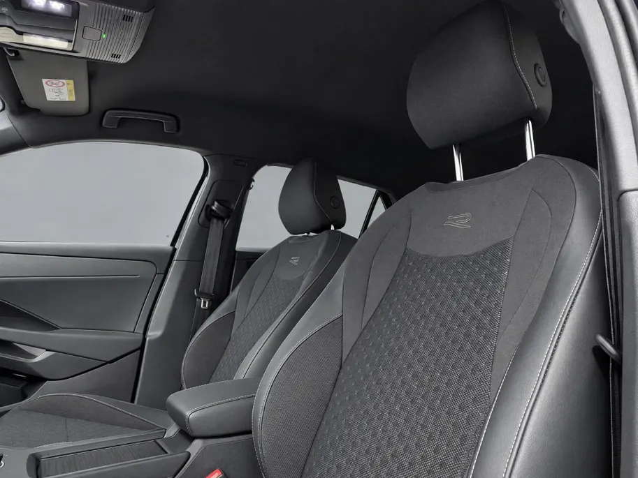 Volkswagen T-Roc 1.5 eTsi 150pk DSG R-Line First Edition · Camera · Apple/Android Car Play · Stoelverwarming · Alarm · Elek. Achterklep · P-Sensoren · IQ.Light · Garantie t/m 12-01-2028