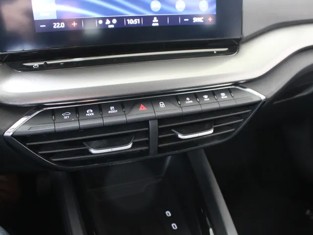 Škoda Octavia Combi 1.0 e-TSI Business Edition Navigatie | Parkeersensoren achter | Led verlichting | El. achterklep