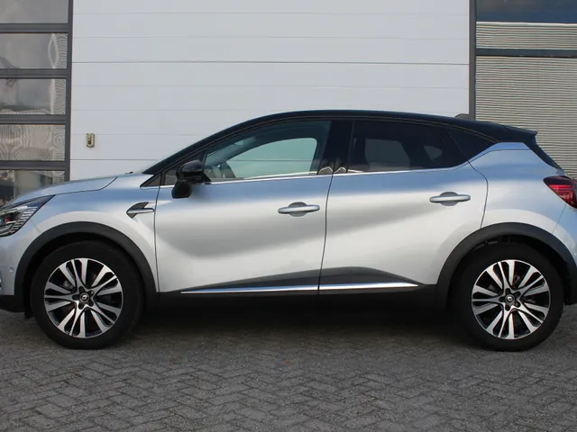 Renault Captur 1.6 E-Tech full hybrid 145 PK iconic | Lederen bekleding en stoel elektrisch bedienbaar | 360 camera | Stoelverwarming voor |