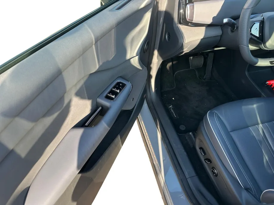 Voyah Courage Business Edition 80 kWh Full Option | Head Up Display | Stoel koeling,-verwarming & massage | Memorystoelen | 360 Camera | Level 3 Autonoom rijden | Schuif- & Kanteldak | Draadloze Telefoonlader | Elektrische Achterklep | Tijdelijk voorraadvoordeel van € 