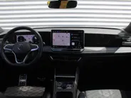 Volkswagen Tiguan 1.5 eHybrid R-Line Edition | Elek. trekhaak | Schuifdak | Stuur-/stoelverwarming + massage | Camera | 20' LM | HUD | LED | Dodehoek detectie | Nieuwstaat | BTW auto |