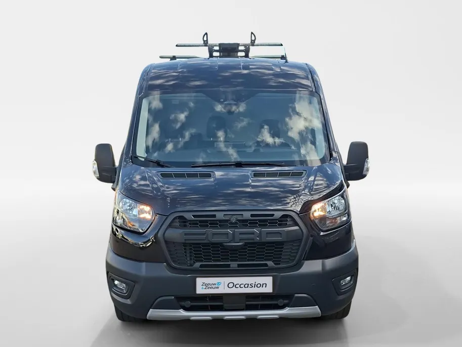 Ford Transit 350 2.0 TDCI L3H2 Trail 165 pk handgeschakeld | BPM VRIJ | Adaptive Cruise control | Navigatiesysteem | Raptor Gril | Zwarte treeplanken | LM velgen gloss black | Houten kasten links en rechts | Dakdragers met laddersysteem