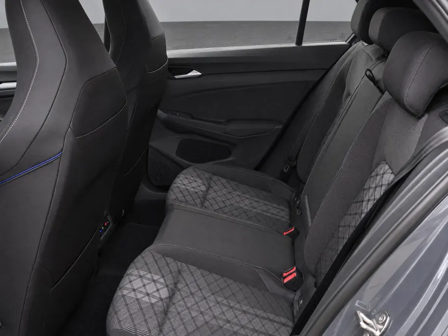 Volkswagen Golf 1.5eTSI/150PK R-Line · Navigatie · Trekhaak · Apple/Android Car Play · Dodehoeksensoren · Stoelverwarming ·  Garantie t/m 08-01-2031 of 100000km.