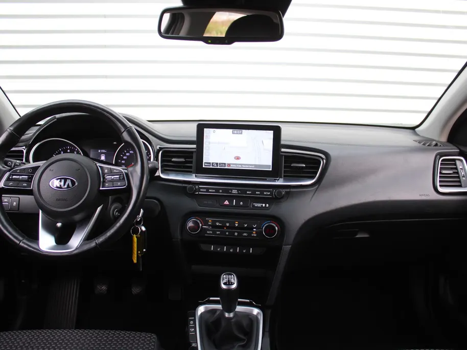 Kia Ceed 1.4 T-GDi DynamicPlusLine | Trekhaak | Stuur-/stoelverwarming | Camera | 17' LM | Navi | Clima | Half leer/stof |