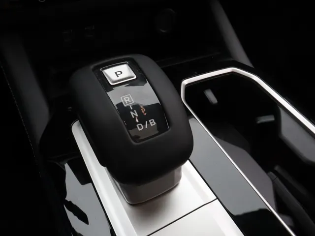 Mitsubishi Outlander 2.4 PHEV Black Edition All Seasons | Yamaha sound