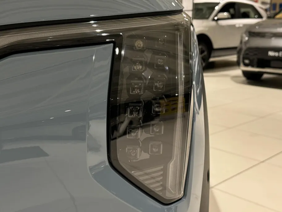 Kia EV3 Plus Advanced 58.3 kWh | NU IN DE SHOWROOM, MAAK NU EEN PROEFRIT!  Private Lease vanaf €429,- p.m. | Gratis Metallic Lak t.w.v. €750,- | Kia Financial lease met 2,99% Rente | 408Km WLTP | Navigatie | Adaptieve cruisecontrol | Stoel en stuur verwarming | K