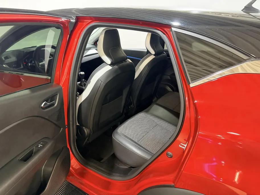 Renault Captur 90PK TCe Intens | Navi | Camera | Climate Control | Parkeersensoren | Apple CarPlay/Android Auto | Licht & Regen Sensor | Full LED | Lichtmetalen Velgen | Armsteun |