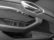 Audi e-tron 55 quattro S edition 95 kWh 408pk SOH 95,1 % · Panoramadak · Camera · Luchtvering · Elek. Stoelen + Geheugen · Afneembare Trekhaak · Matrix LED · Keyless ·