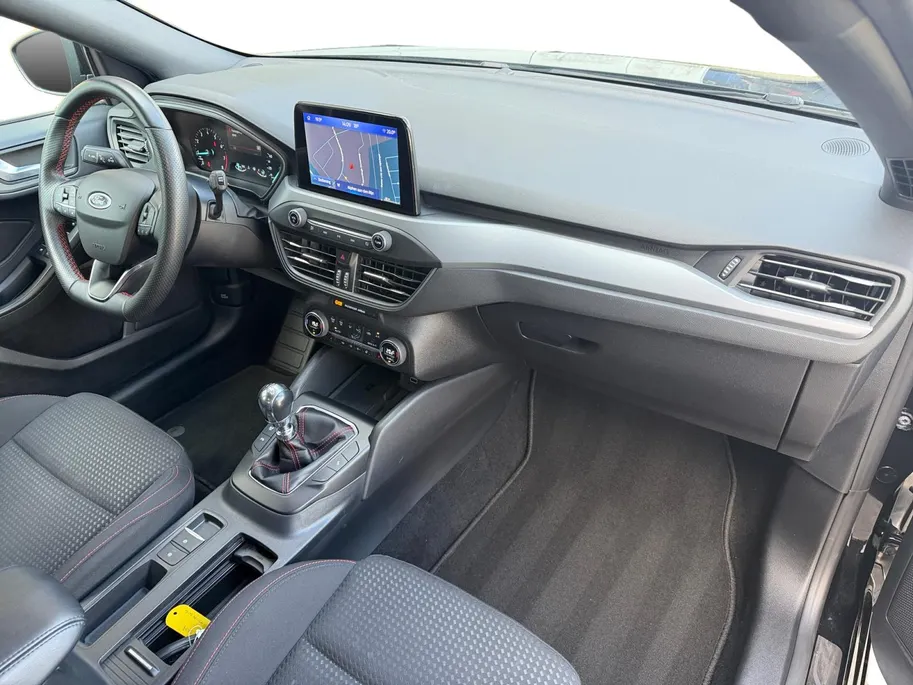 Ford Focus Wagon 1.0 EcoBoost Hybrid ST Line Style | Dealer onderhouden | NL auto | Winter pack | Trekhaak | Navigatie | Apple carplay & Android auto | Parkeersensoren voor en achter | Achteruitrijcamera | Cruise control | Draadloos opladen mobiel | Privacy glas | B