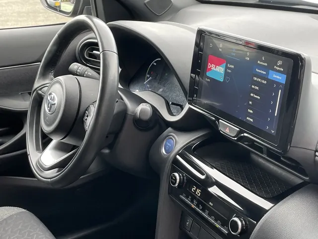Toyota Yaris Cross 1.5 Hybrid Dynamic | Parkeersensoren V+A | Stuur en Stoelverwarm