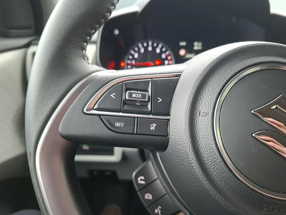 Suzuki Swift 1.2 Style Sportpack Smart Hybrid | DEMO | Sportpack | 17inch lichtmetalen velgen | All weather banden | Direct beschikbaar