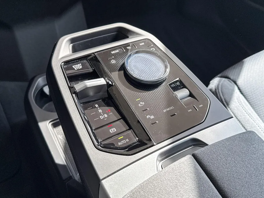 BMW iX xDrive45 101 kWh