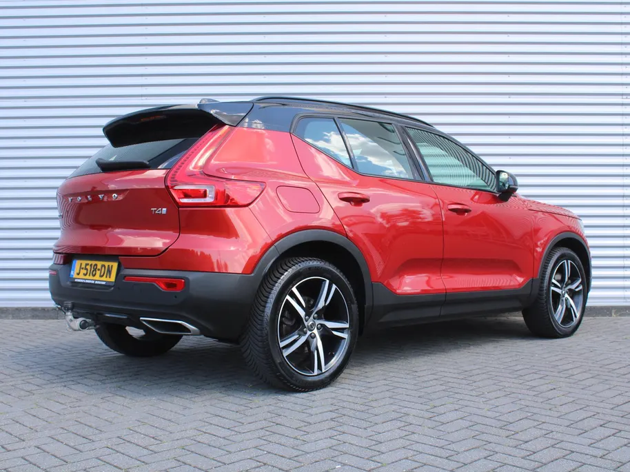 Volvo XC40 2.0 T4 R-Design | Keyless | HK Audio | Adap. Cruise | PDC | Elek. Trekhaak | 19' Velgen | Elek. Kofferklep | Camera | Stoelverwarming |