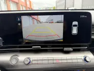 Hyundai Kona 1.6 GDI HEV Comfort Smart | Stuur-/ Stoelverwarming | Climate Control | Navigatie | Achteruitrijcamera | Parkeersensoren voor en achter | Apple Carplay/ Android auto |